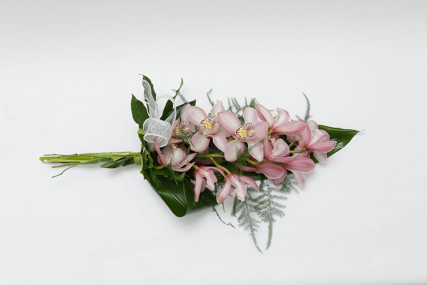 Vaaleanpunainen surukimppu orkideasta