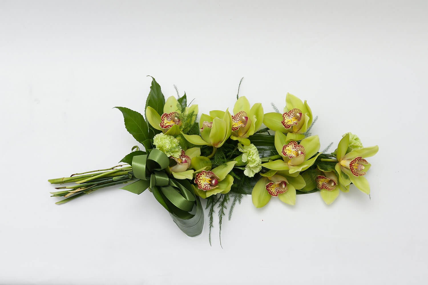 Vihreäsävyinen surukimppu orkideasta